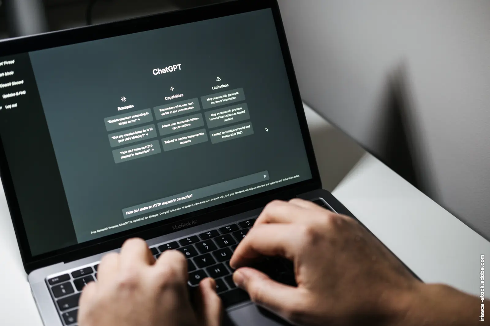 Ein Laptop mit der ChatGPT-Seite
